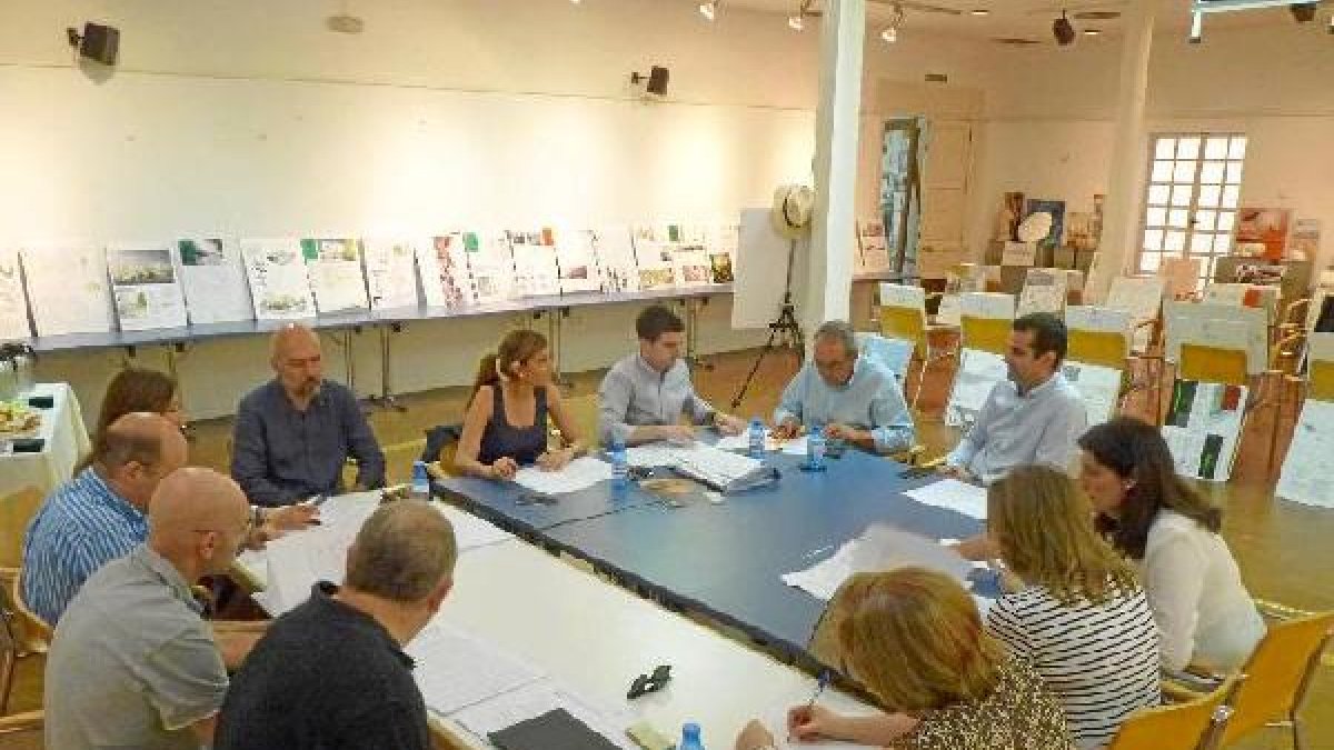 Reunión del jurado encargado de seleccionar el proyecto.