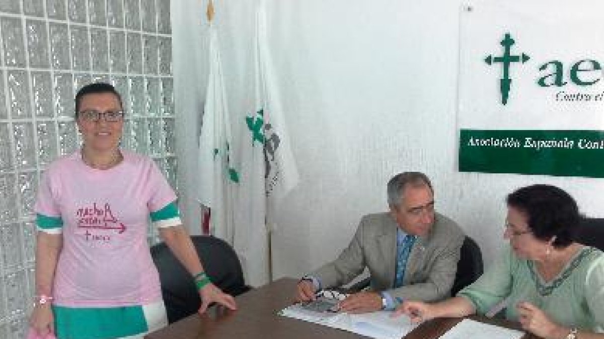 Laura Negrillo, Francisco Balcázar y Gracia Fernández, en la sede de AECC.