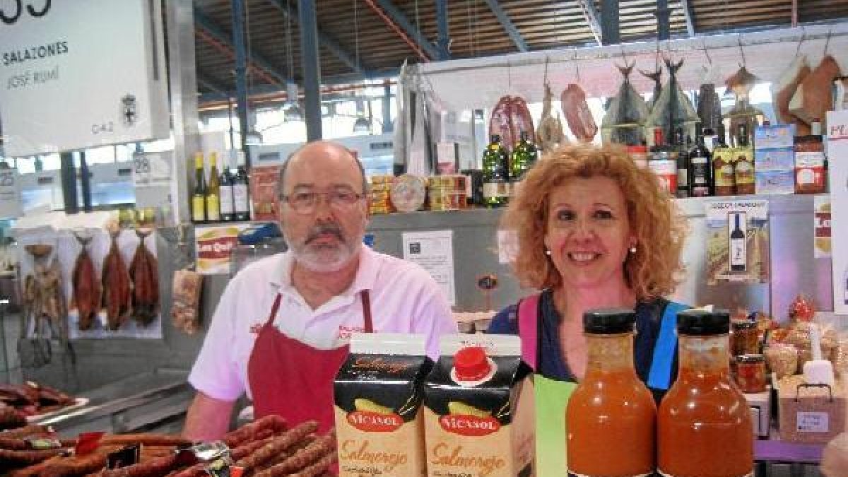 José Rumí y María Morales con el gazpacho y el salmorejo de Vicasol en la Plaza.