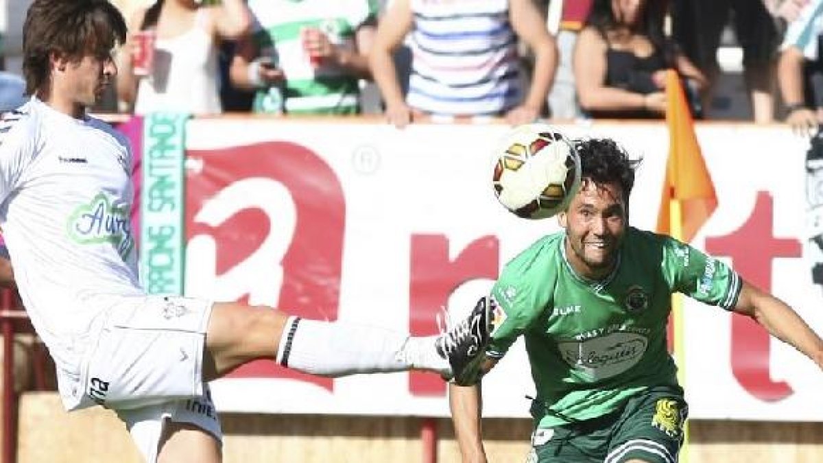 Quique González en una jugada del Albacete-Racing.