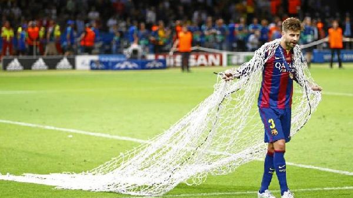 Piqué cargando con la red de una de las porterías del Estadio berlinés.