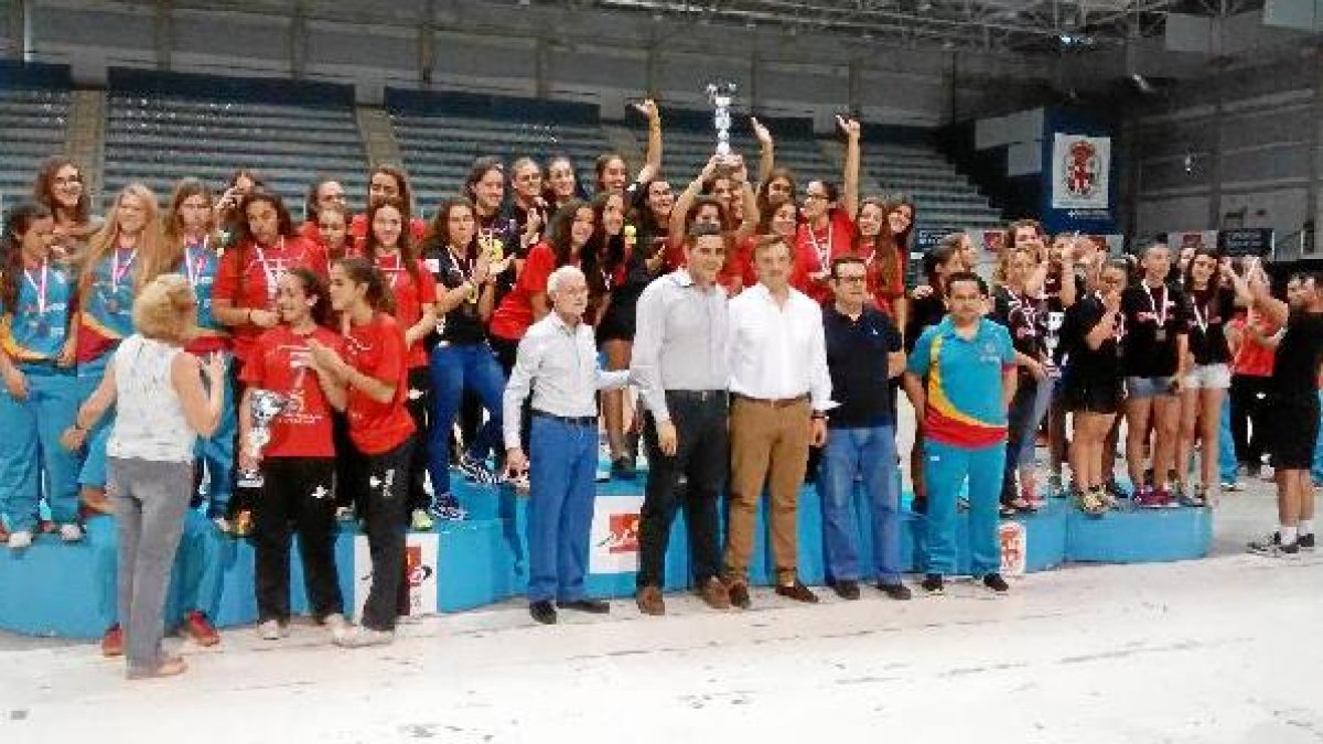 Juanjo Alonso en el podio con los vencedores.