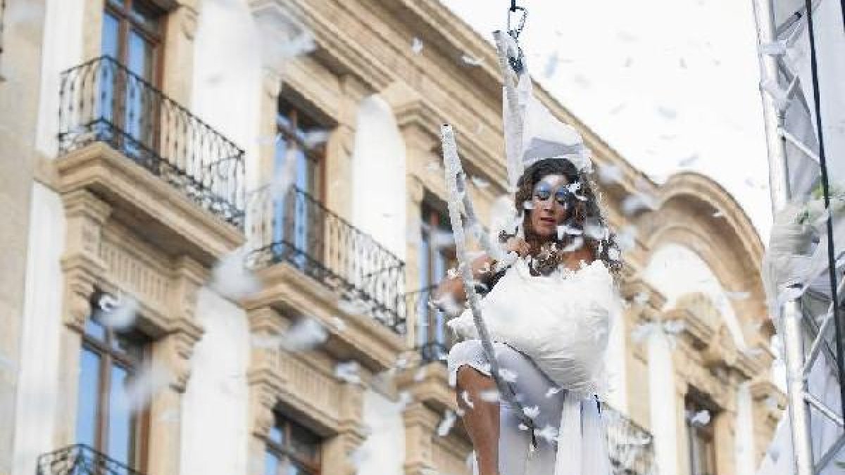‘Dídimo’, singular propuesta repleta de acrobacias, telas y danza aérea, abrió la Noche en Blanco.