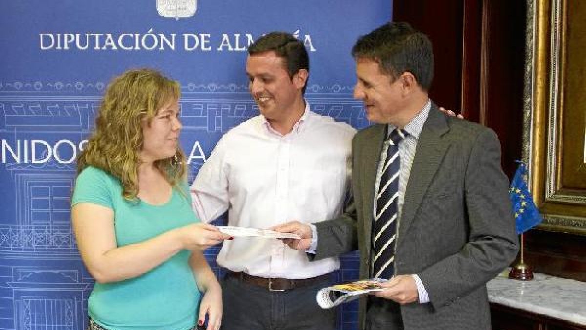 La ganadora recoge su premio del Grupo Playa Senator.
