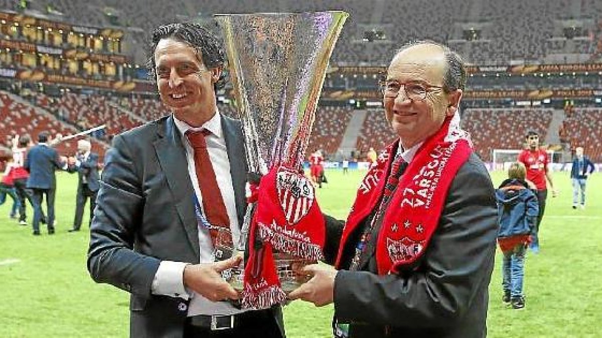Emery y Castro levantan la copa de la Europa League en Varsovia.