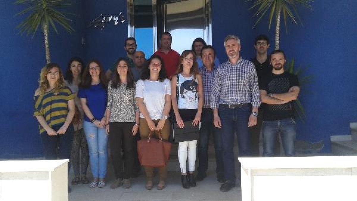Integrantes de la lanzadera velezana durante la visita a una empresa local.