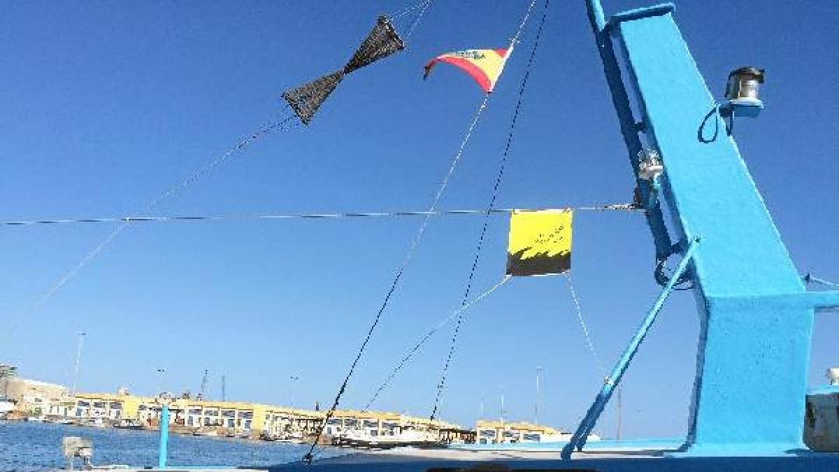 La bandera amarilla ayer en un barco de Almería
