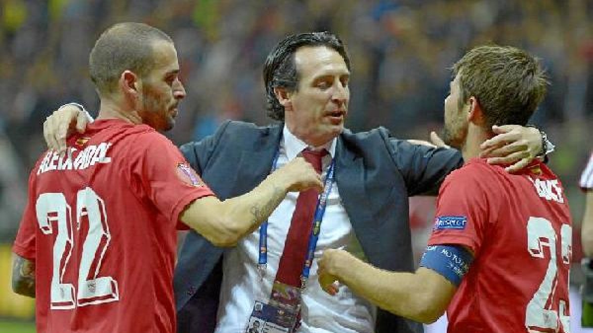 Unai Emery se abraza con Aleix Vidal y Koke.
