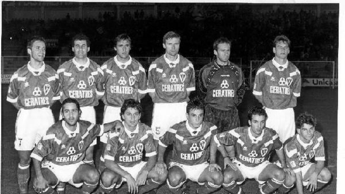 Alberto Benito en el Estadio Juan Rojas con la camiseta del Toledo jugando contra el Almería y perdiendo 2-0 es el primero por abajo a la izquierda.