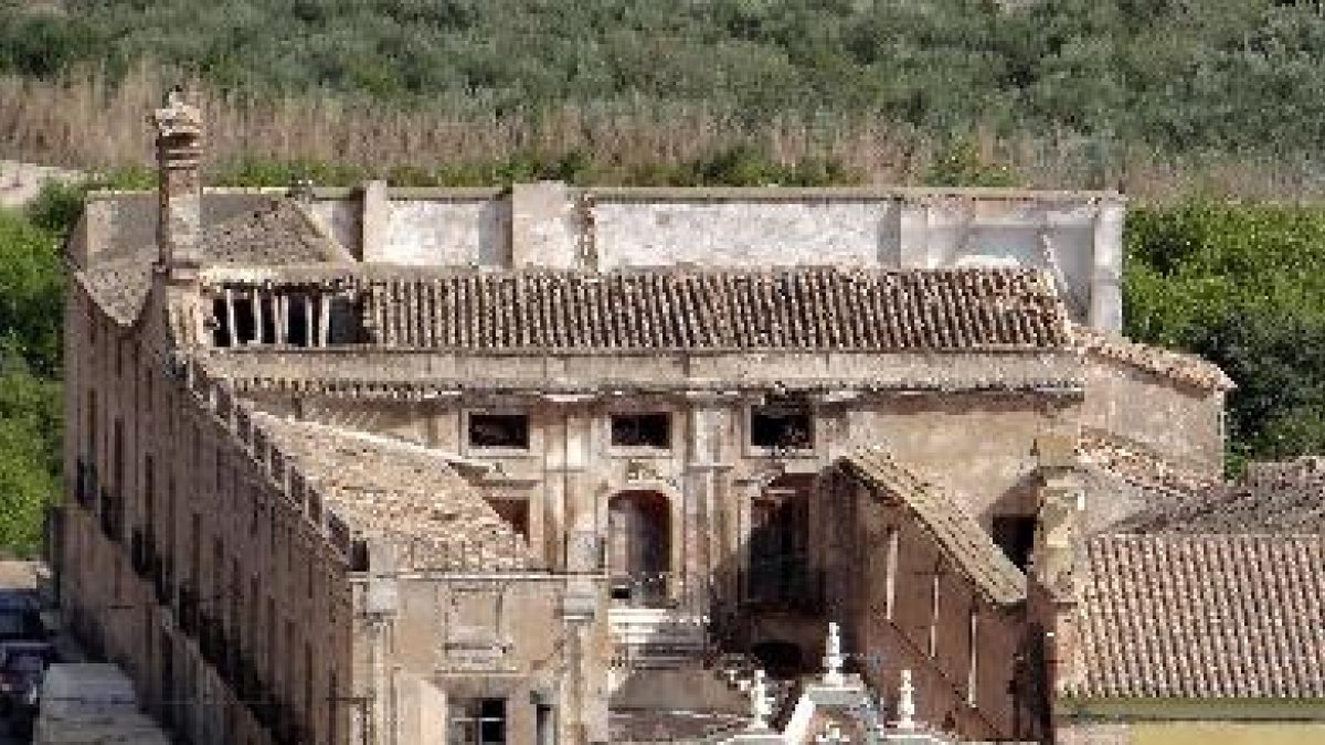 El mal estado del palacio, sobre todo de sus tejados, se hace visible en esta imagen.