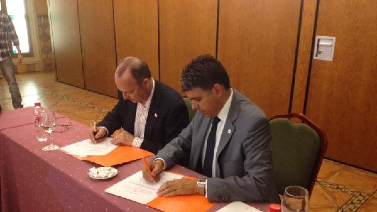 Rodríguez-Comendador firma el documento de Ciudadanos con Miguel Cazorla.