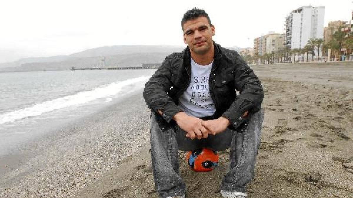 Donaire en la misma playa donde empezó a triunfar con su Almería al fondo.