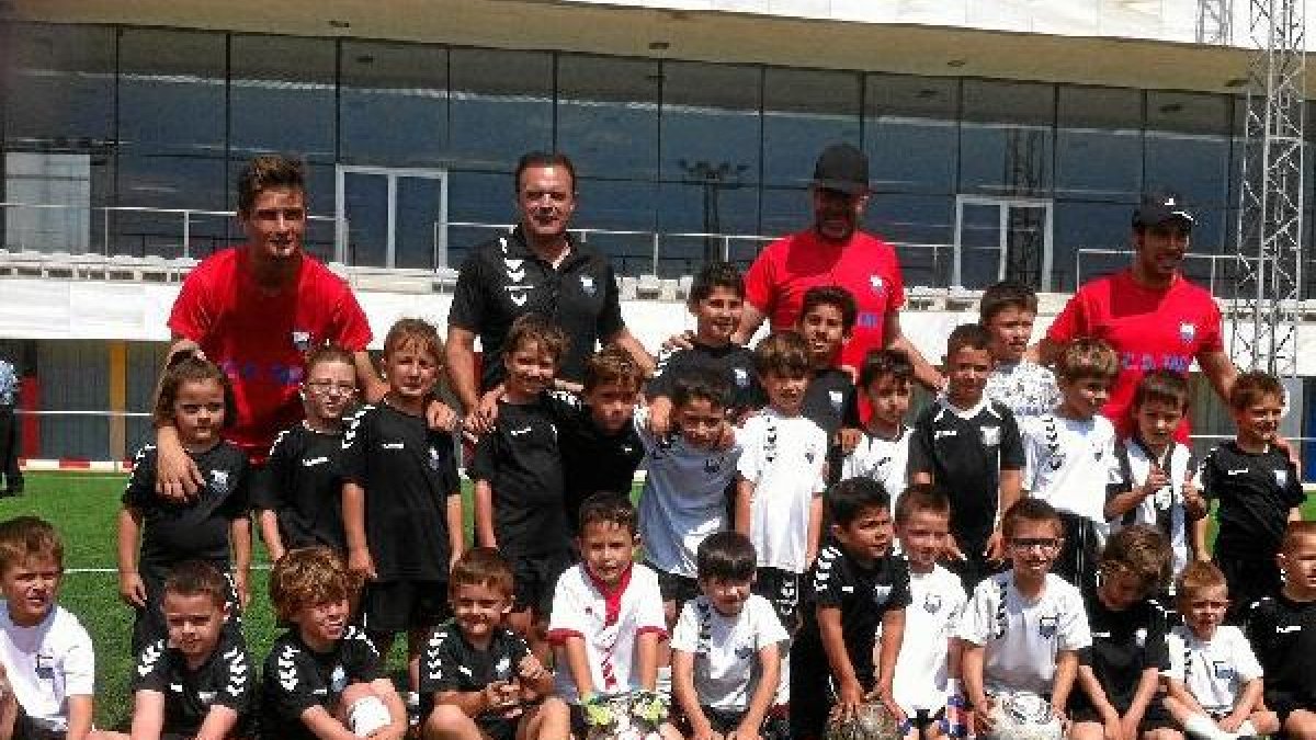 Salmeron en una foto de la pasada edición con profesorado y alumnos.