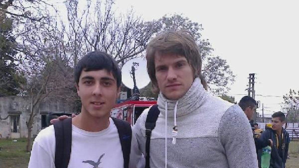Sebastián Dubarbier, con un joven aficionado argentino.
