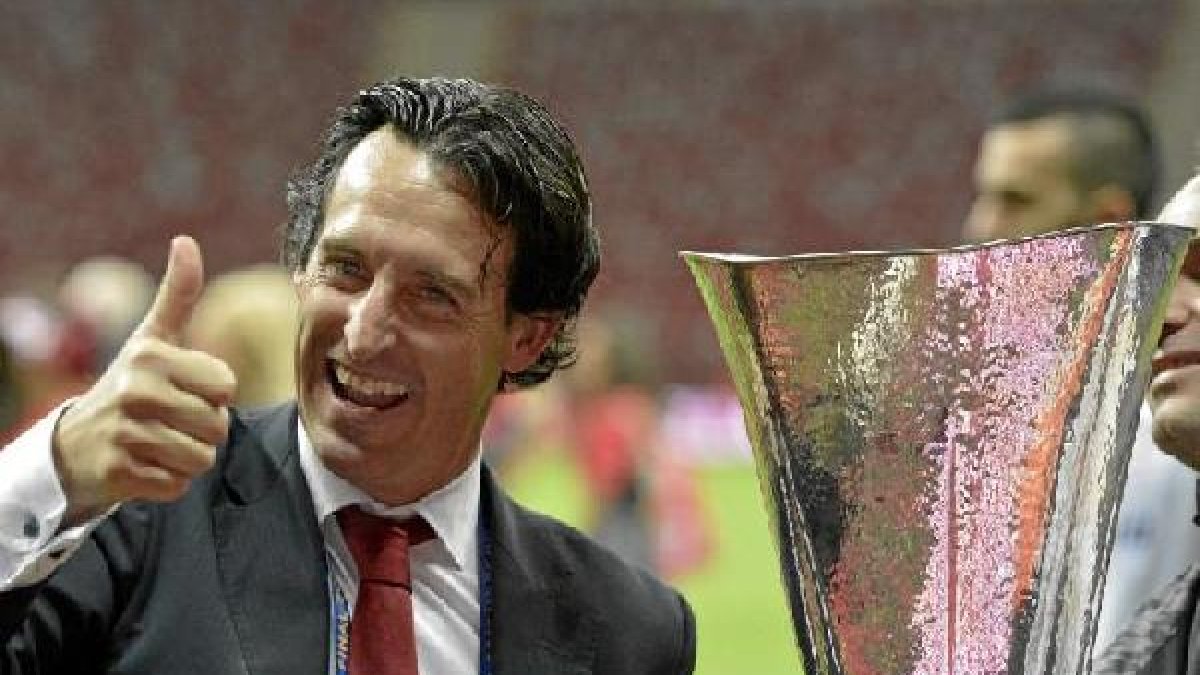 Unai Emery celebrando su último título.