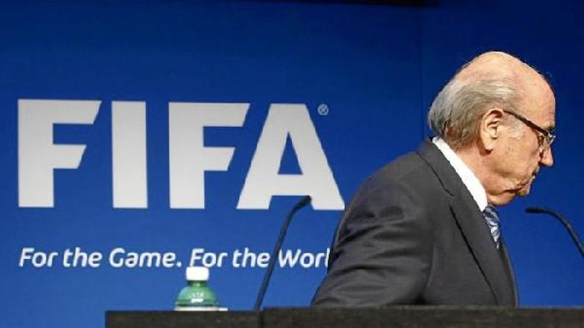 Blatter se marcha derrotado de la FIFA.