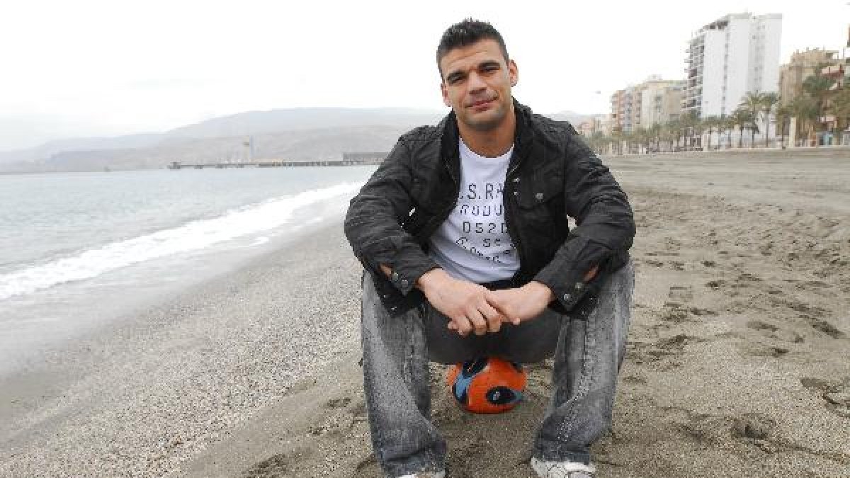 El portero Donaire en la playa.