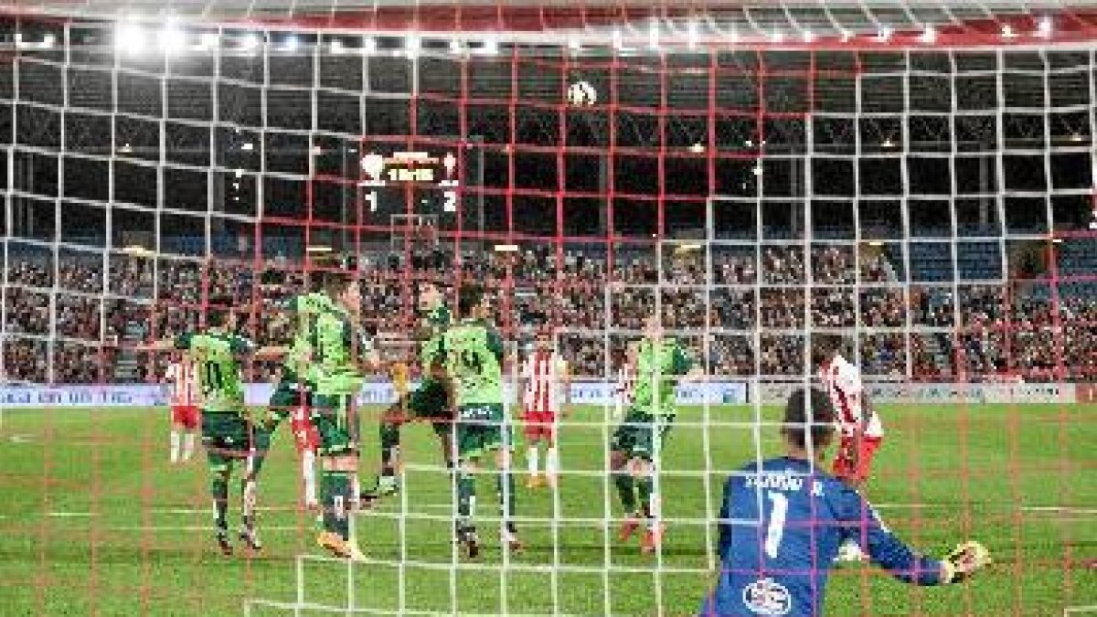 La defensa del Almería tiene que ser un tema de estado para el área deportiva.