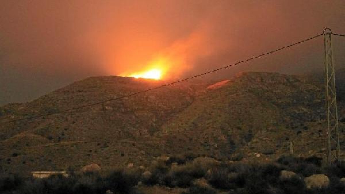 Fuego en la Sierra de Gádor el domingo por la noche.