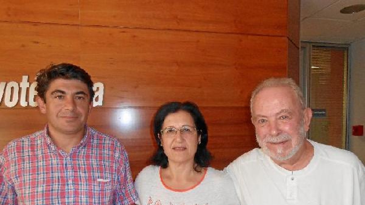 Mariano Sopedra, Josefina Martínez y Pedro López, ayer antes de la entrevista en la SER.