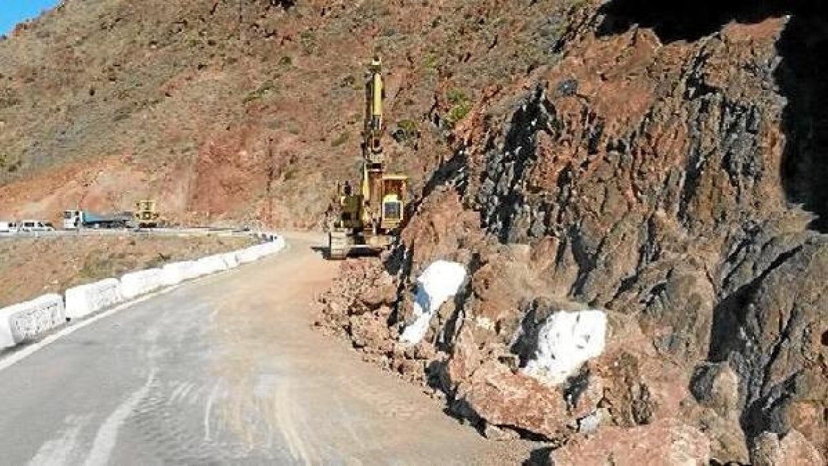 Trabajos de ampliación de la carretera.