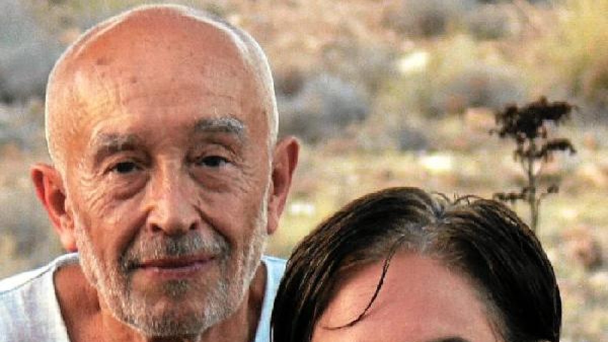 Ada Colau junto a su padre Ramón en una imagen del pasado verano en La Isleta