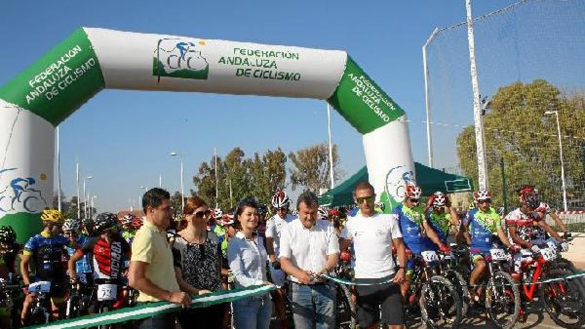 El alcalde de Pulpí cortando la cinta en presencia de la diputada de Deportes.