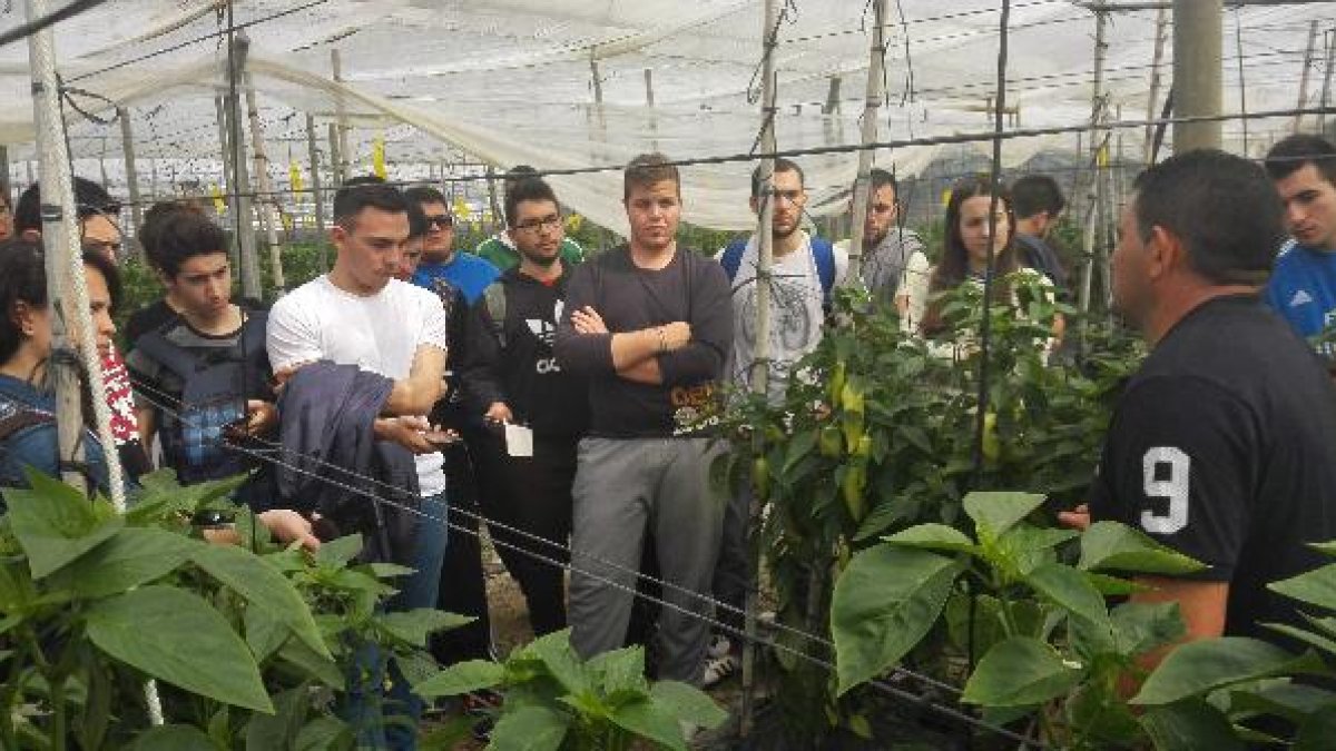 Dos de las doce alumnas del centro en una visita de prácticas