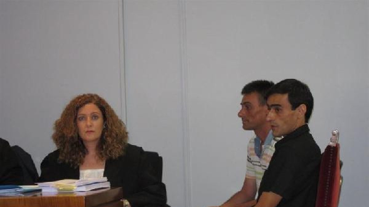 En segundo término,tras el asesino, el acusado para el que se ha ordenado prisión.