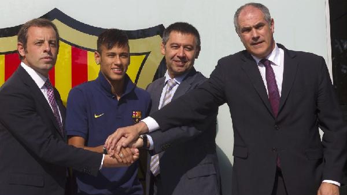 Neymar posa con Rosell, Bartomeu y Zubizarreta el día de su presentación.