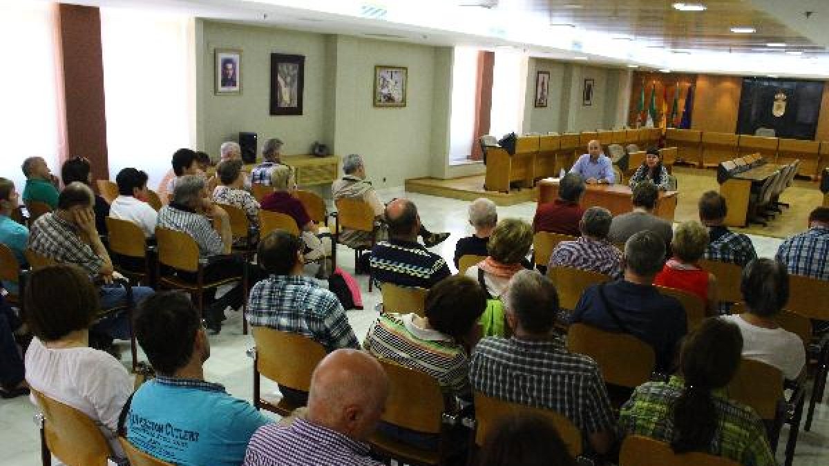 El grupo durante la reunión en el Ayuntamiento de El Ejido.