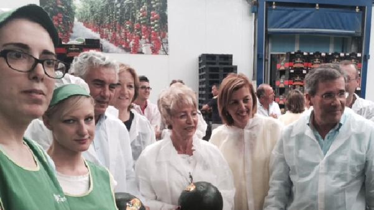 La consejera durante la visita a las instalaciones del Grupo Caparrós.