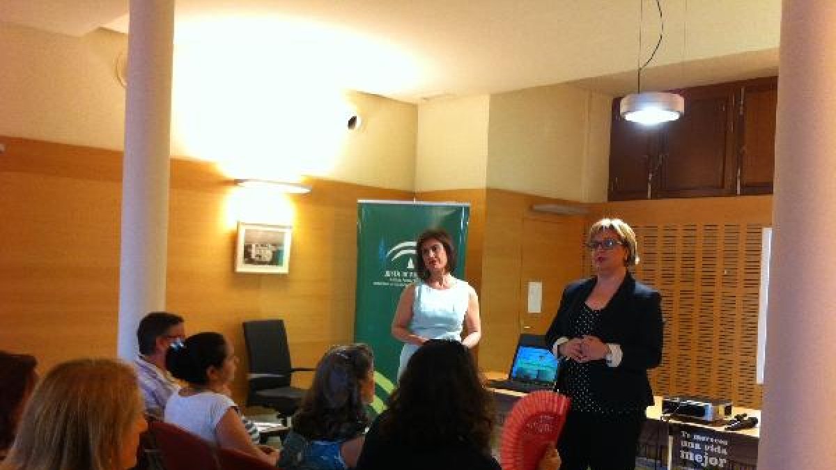 Francisca Serrano y Pilar Barroso dan una charla sobre salud en la mujer.