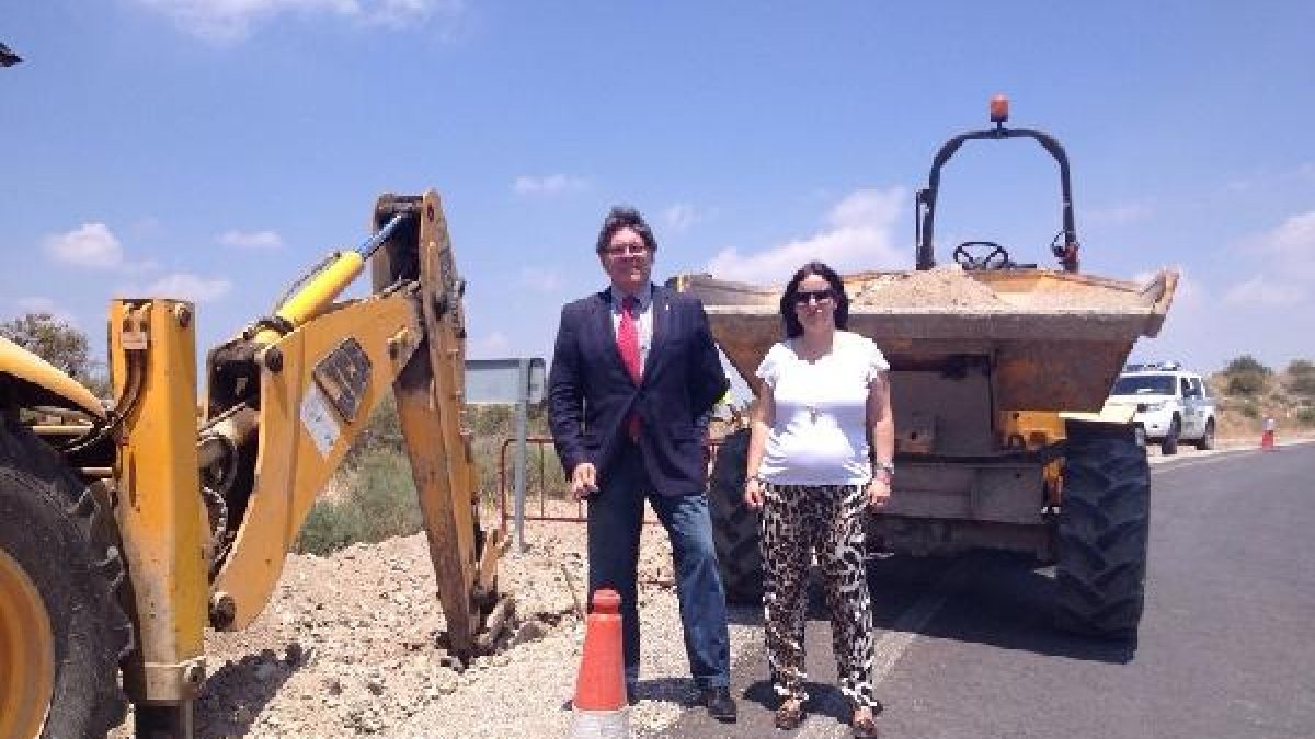 Alcalde y la concejala de Urbanismo en los primeras obras para la llegada del gas