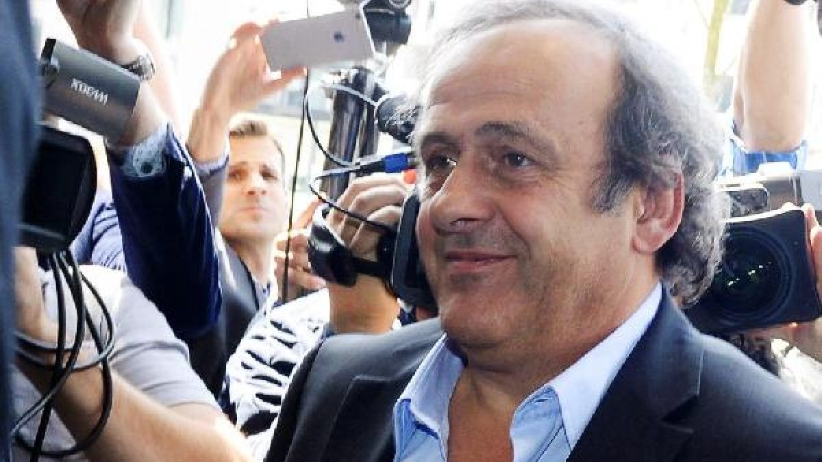 Platini quiere que Blatter deje la presidencia.
