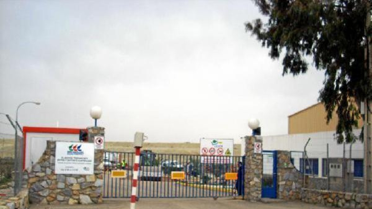 Acceso a la planta de reciclado de residuos del Almanzora.