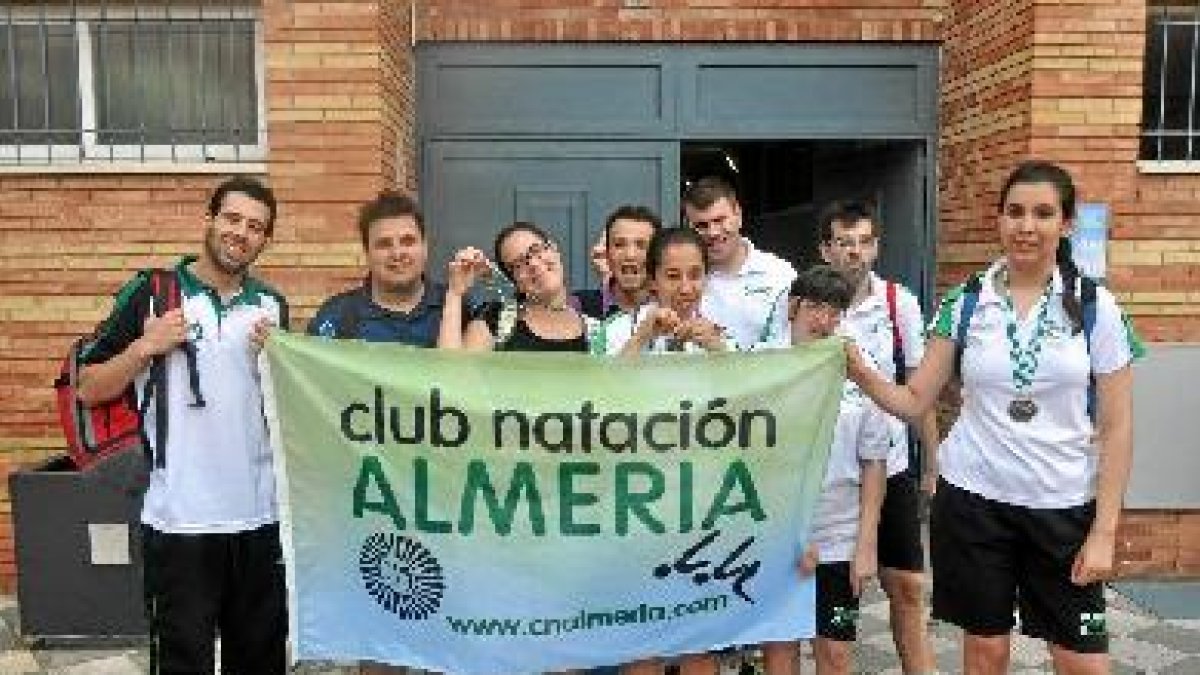 La expedición del Club Natación posa feliz.