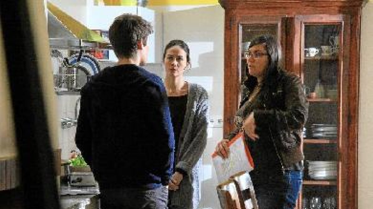 Irene Garcés dando indicaciones a los actores Samuel Galiardo y Paz García, hermanos en la ficción.