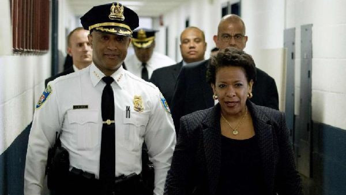 La fiscal Lynch acompañada por la Policía.