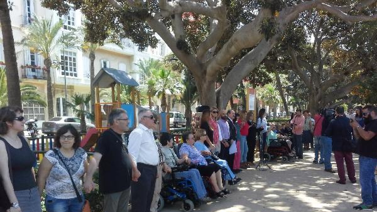 Cadena humana por la esclerosis múltiple en el Paseo Nicolás Salmerón.