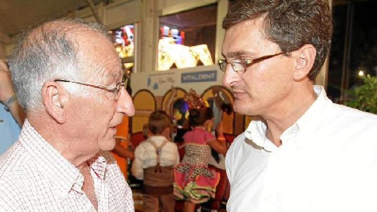 Gabriel Amat (PP) y José Luis Sánchez Teruel (PSOE) en una conversación privada