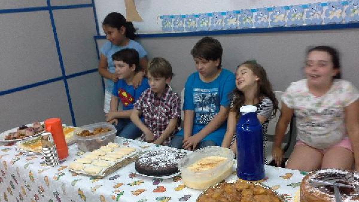 Niños delante de una merienda saludable en el Almería Centro.