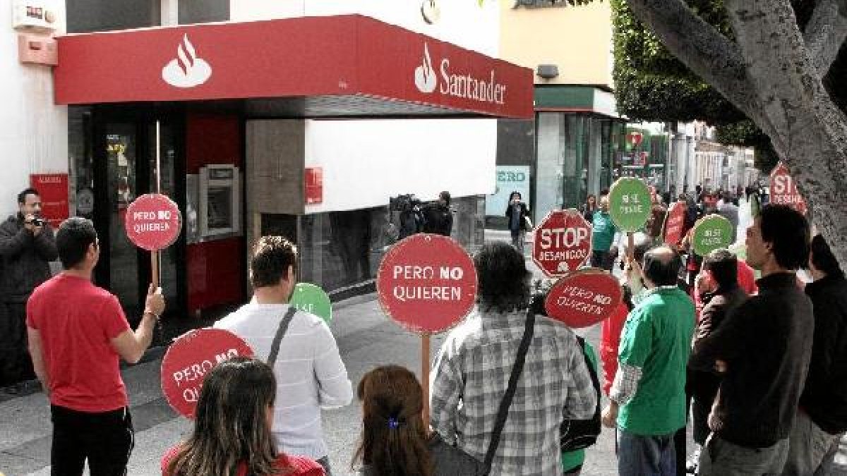 Protesta antidesahucios en el Paseo de Almería