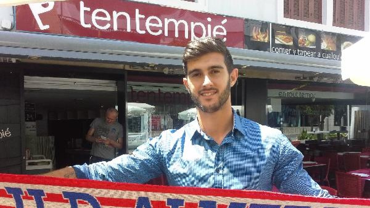 Dubarbier con la bufanda del Almería.