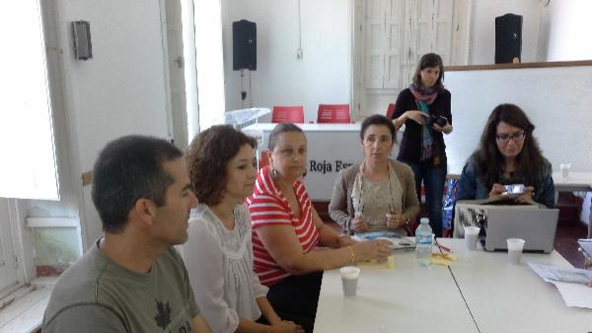 Padres de acogida en un encuentro en Cruz Roja.
