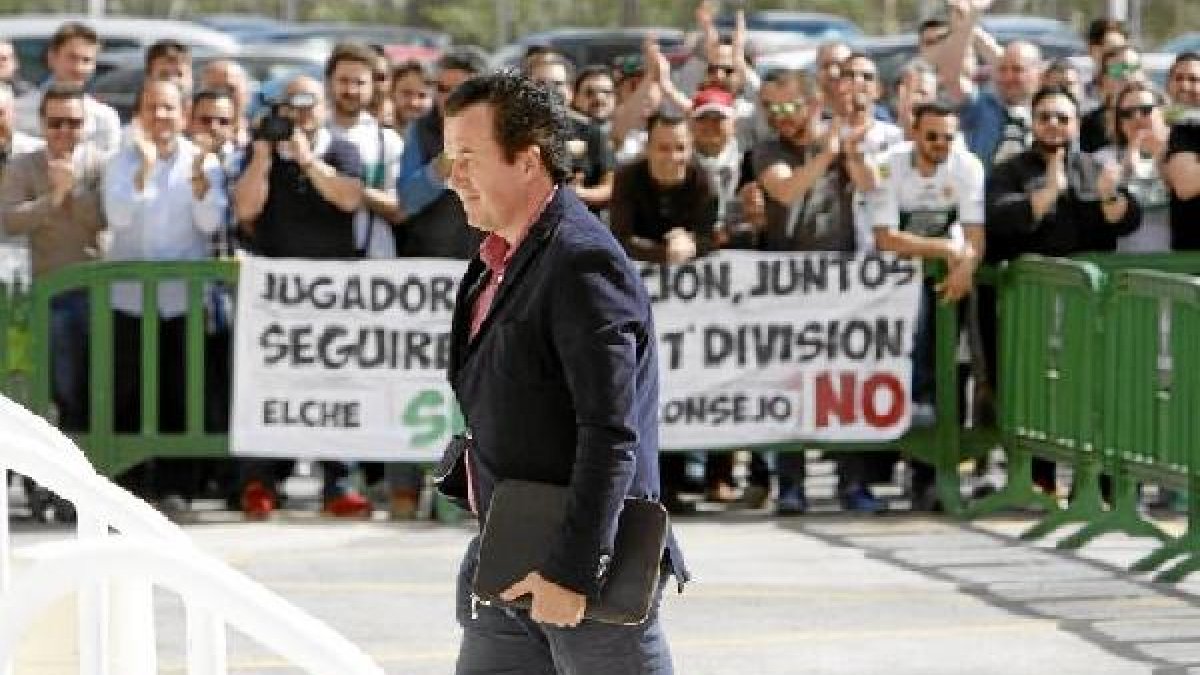 El nuevo presidente del Elche se enfrenta a una situación límite.