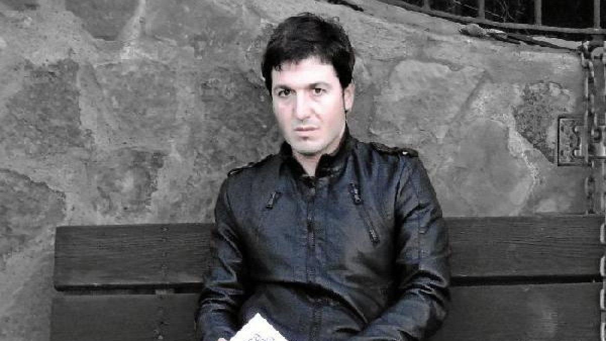 Carlos Maleno con un ejemplar de su segunda novela, ‘La rosa ilimitada’.