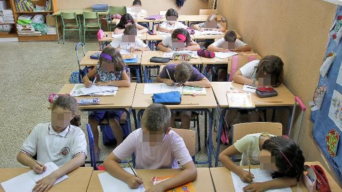 Alumnos de 2º de Primaria ante una prueba de comprensión de texto.