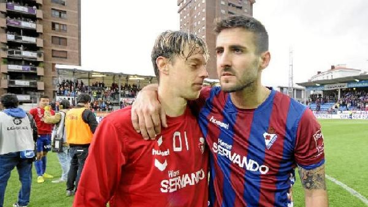 Los jugadores del Eibar hundidos tras el descenso.
