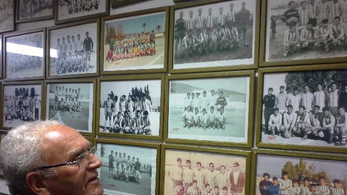 Paco Pomedio mirando sus fotos.